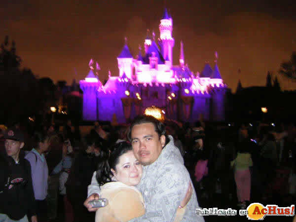Imagen de Disneyland California  Pareja con el castillo